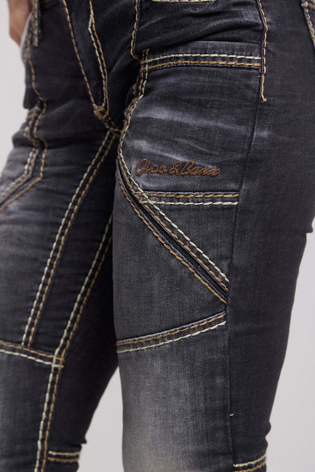 WD382 Women Slim-Fit Jeans with extravagant seam design in Straight Fit