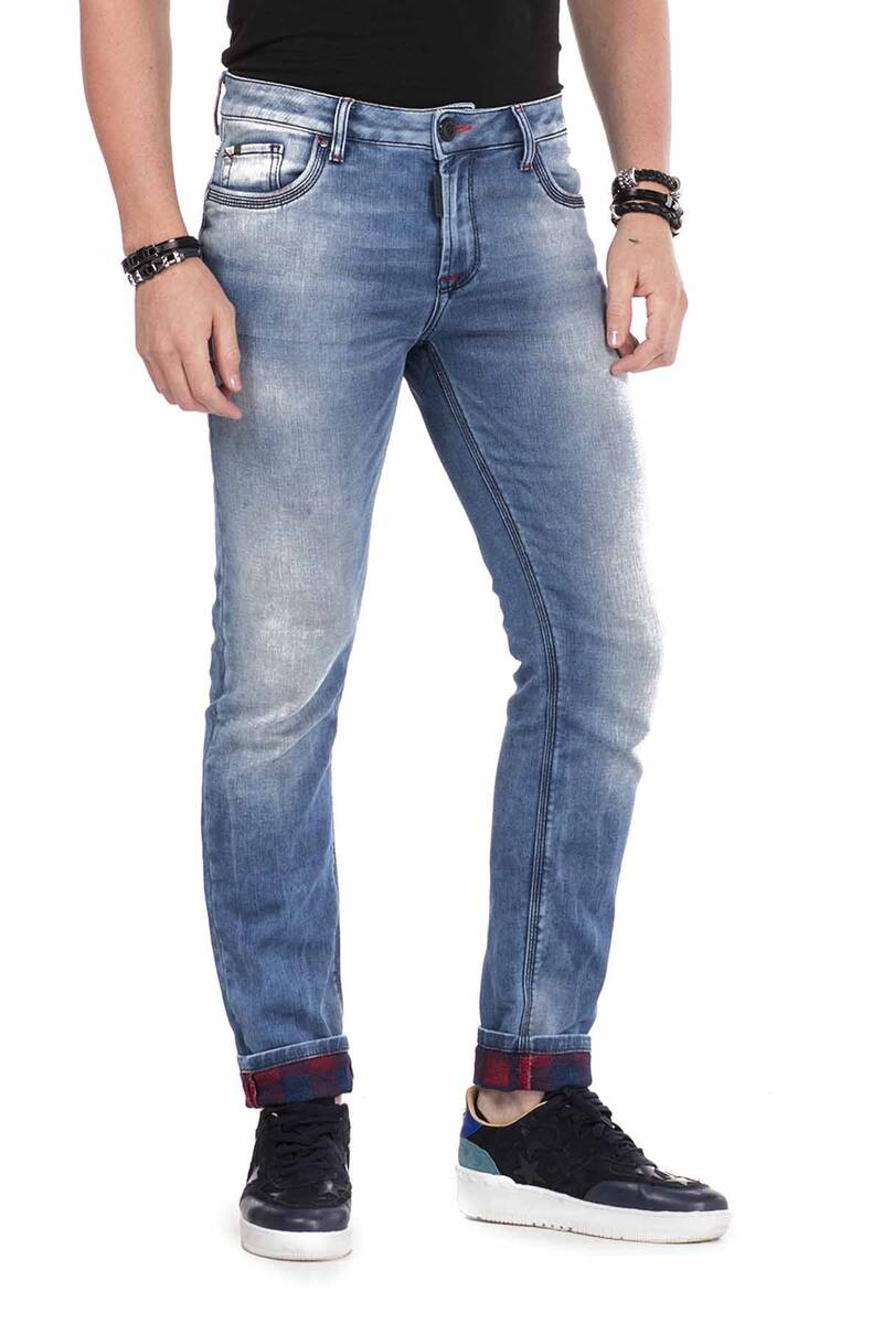 CD469 Men's Slim-Fit Jeans with a distinctive washing