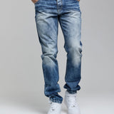 Jeans de tubo para hombres CD520 en uso