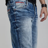 Jeans de tubo para hombres CD520 en uso