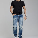 Jeans de tubo para hombres CD520 en uso