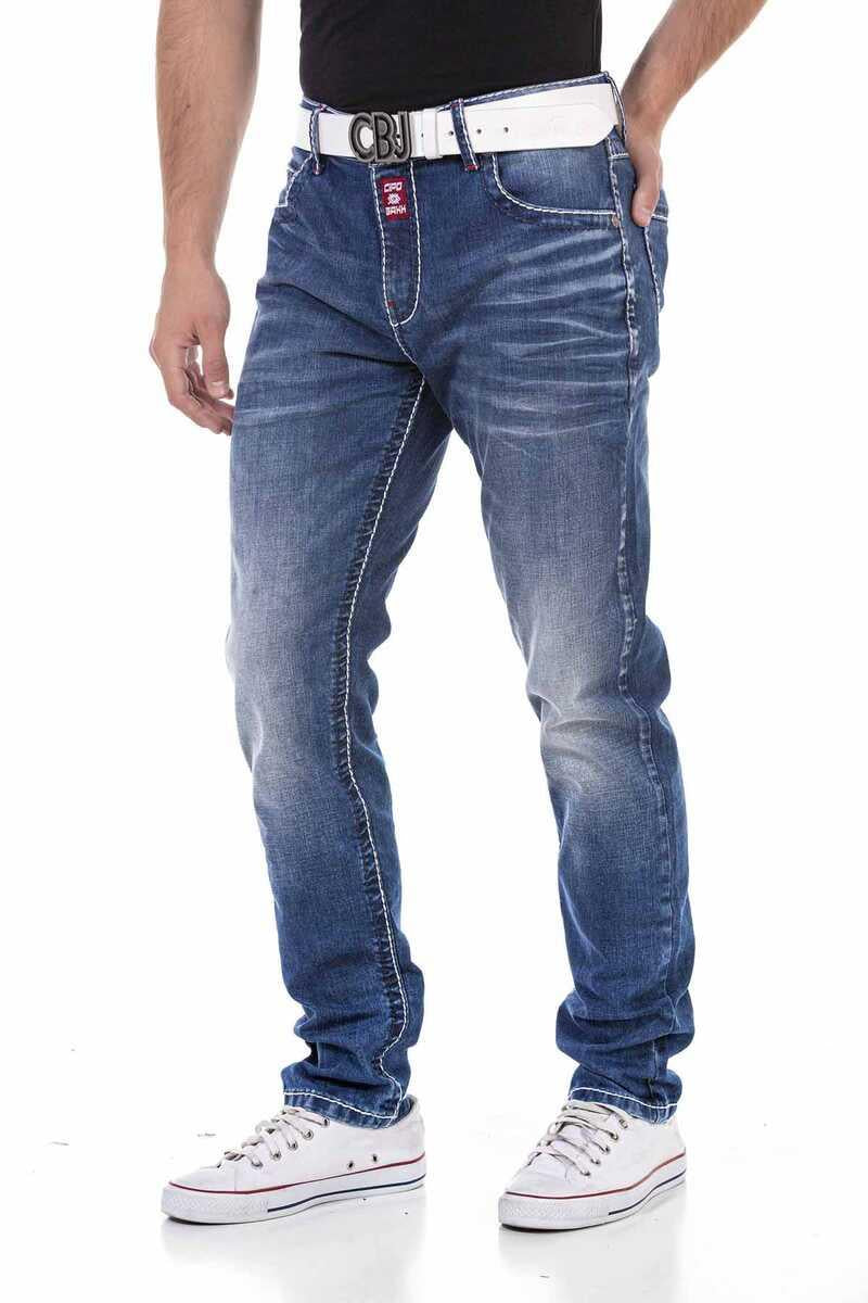 CD704 Men Straight Fit Jeans in the classic 5-pocket style
