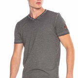 T-shirt maschile CT596 con una piccola patch e logo