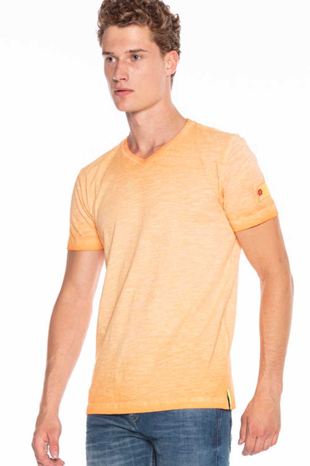 T-shirt maschile CT596 con una piccola patch e logo