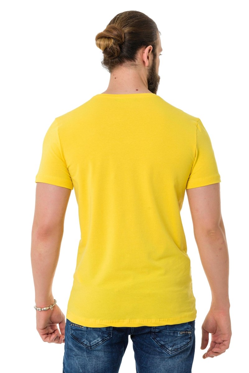 CT721 Camiseta para hombres  en una impresión de marca de aspecto extravagante