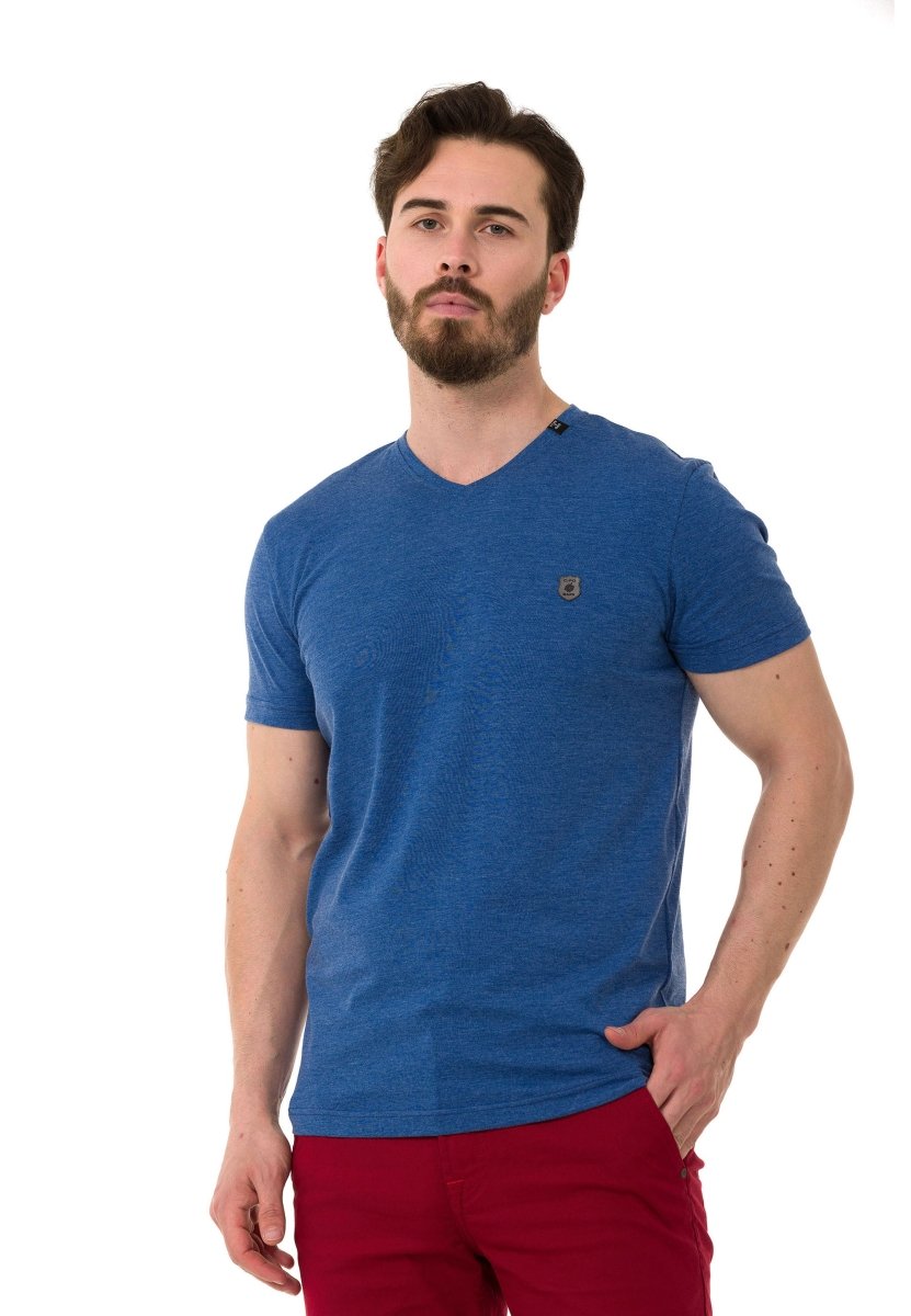 CT773 Camiseta para hombres  en un aspecto deportivo