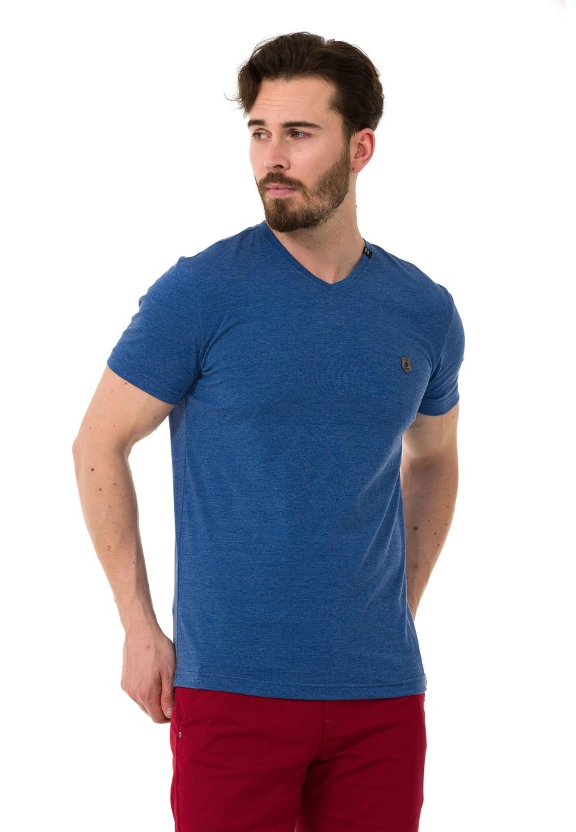CT773 Camiseta para hombres  en un aspecto deportivo