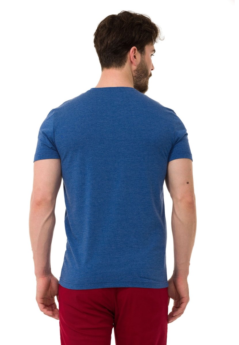 CT773 Camiseta para hombres  en un aspecto deportivo
