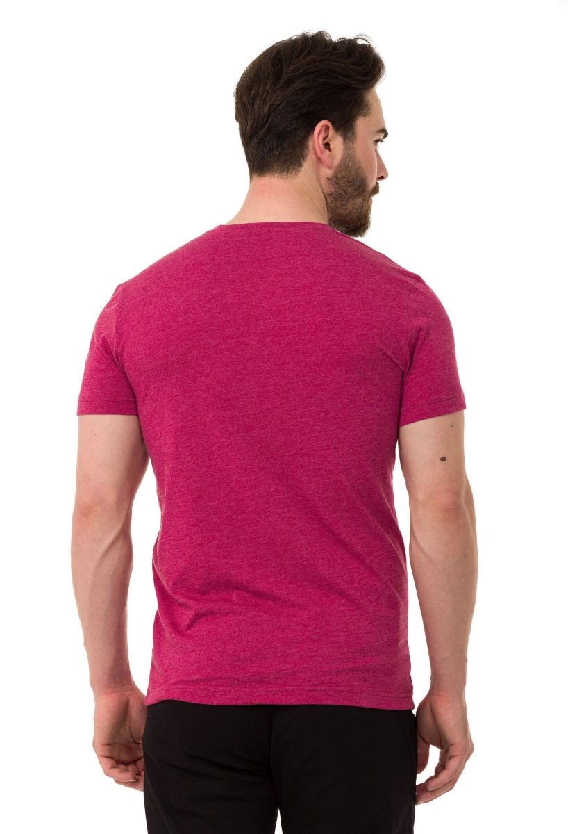 CT773 Camiseta para hombres  en un aspecto deportivo