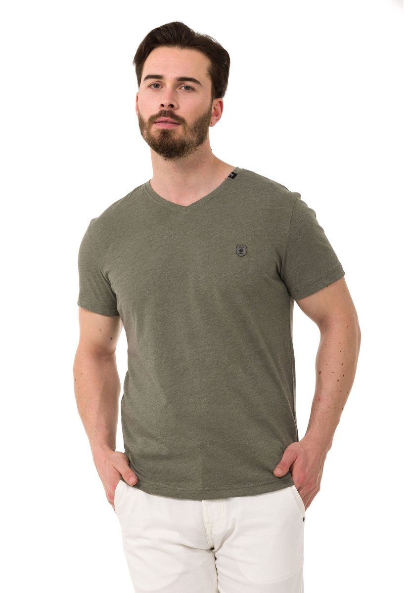 CT773 Camiseta para hombres  en un aspecto deportivo