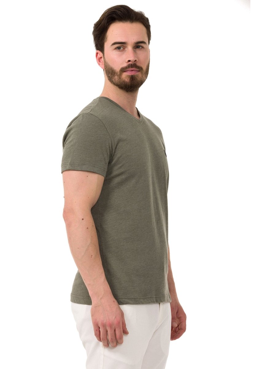CT773 Camiseta para hombres  en un aspecto deportivo