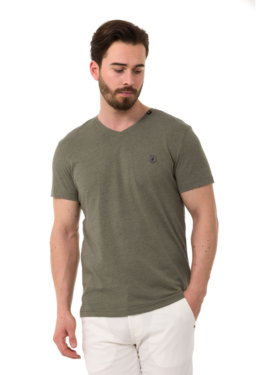 CT773 Camiseta para hombres  en un aspecto deportivo