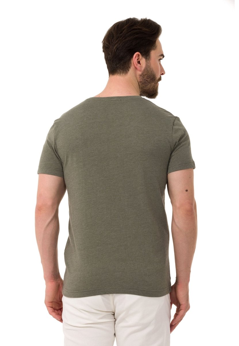 CT773 Camiseta para hombres  en un aspecto deportivo