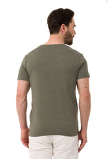 CT773 Camiseta para hombres  en un aspecto deportivo