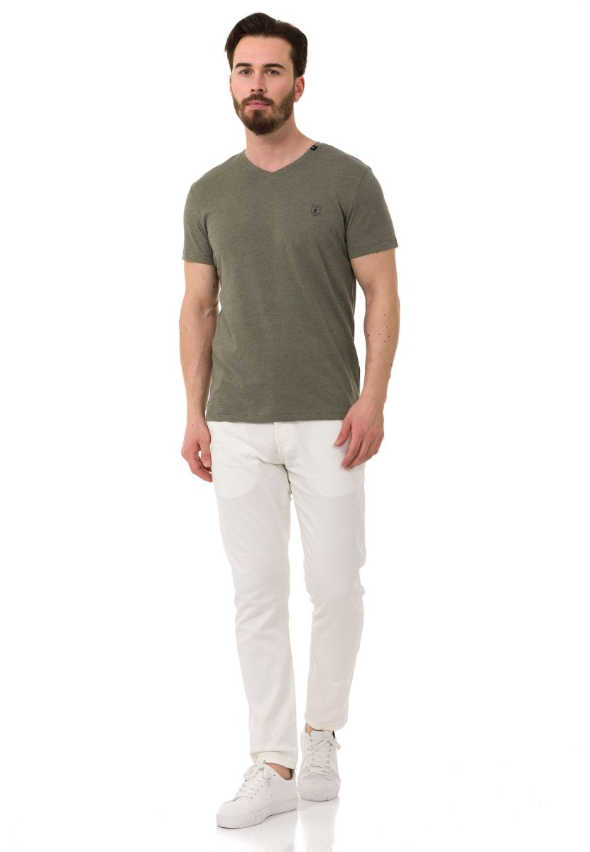 CT773 Camiseta para hombres  en un aspecto deportivo