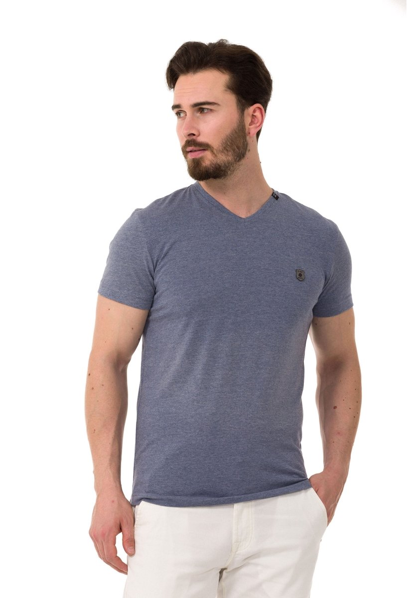 CT773 Camiseta para hombres  en un aspecto deportivo