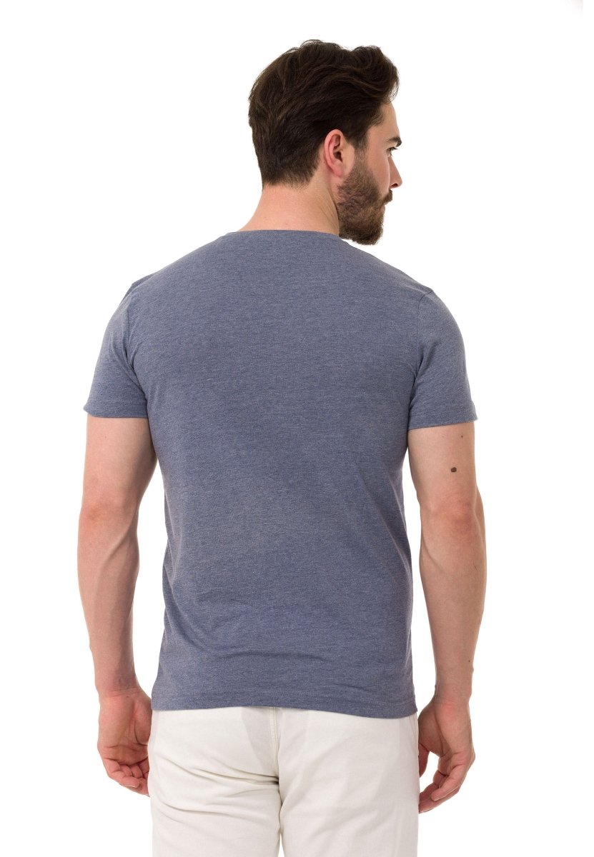 CT773 Camiseta para hombres  en un aspecto deportivo