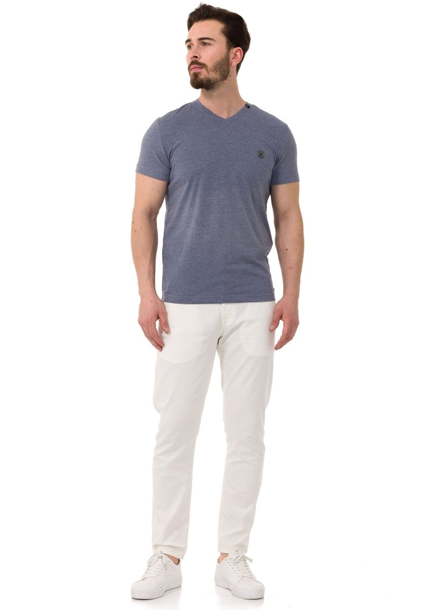 CT773 Camiseta para hombres  en un aspecto deportivo