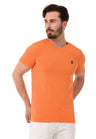 CT773 Camiseta para hombres  en un aspecto deportivo