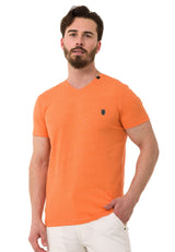 CT773 Camiseta para hombres  en un aspecto deportivo