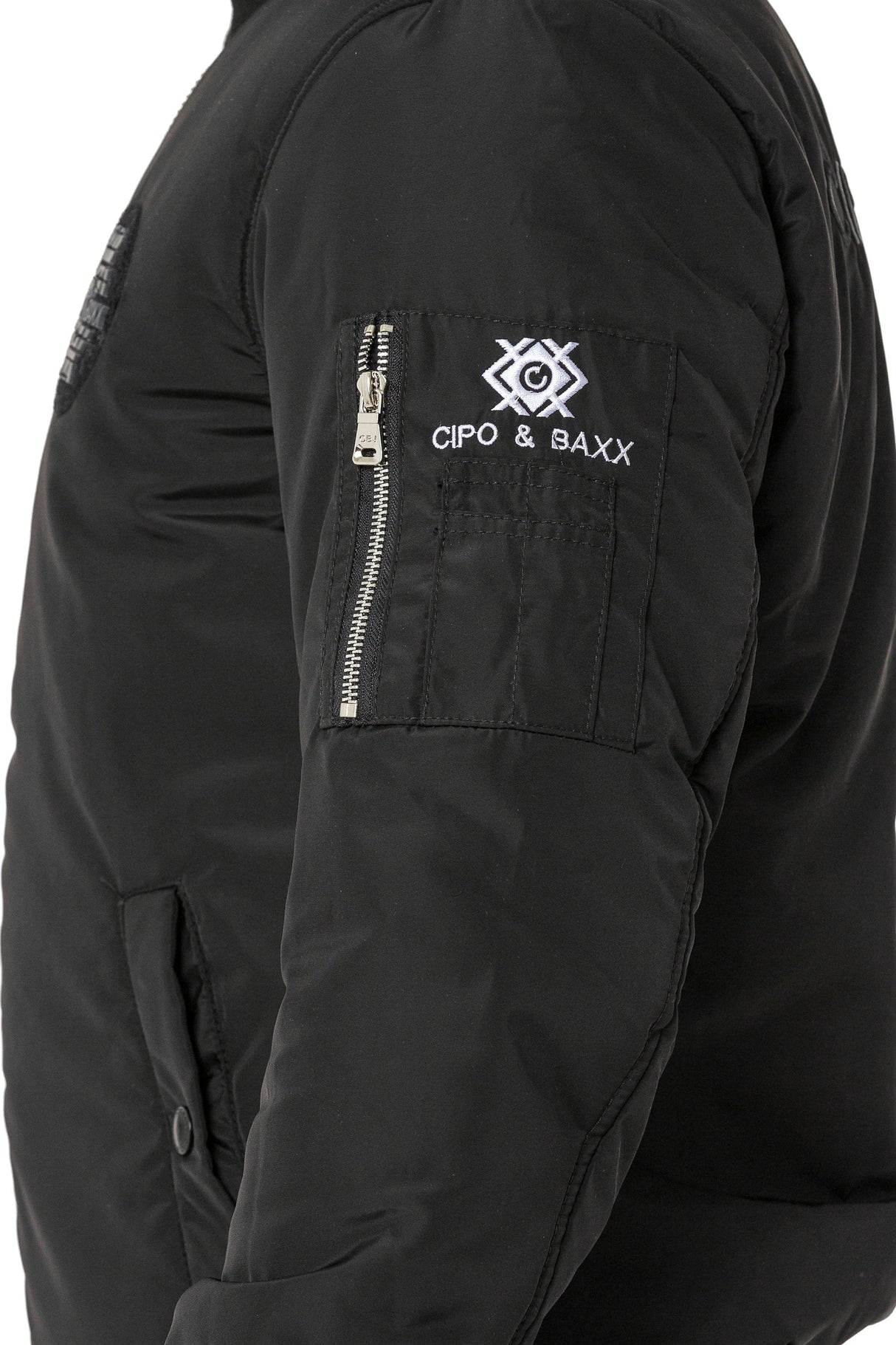 CM135  Outdoorjack met coole applicaties