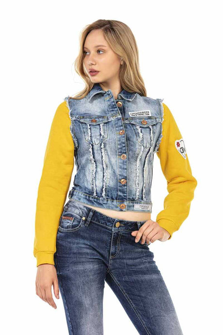 WJ192 Women Jeans Jacket en un aspecto deportivo