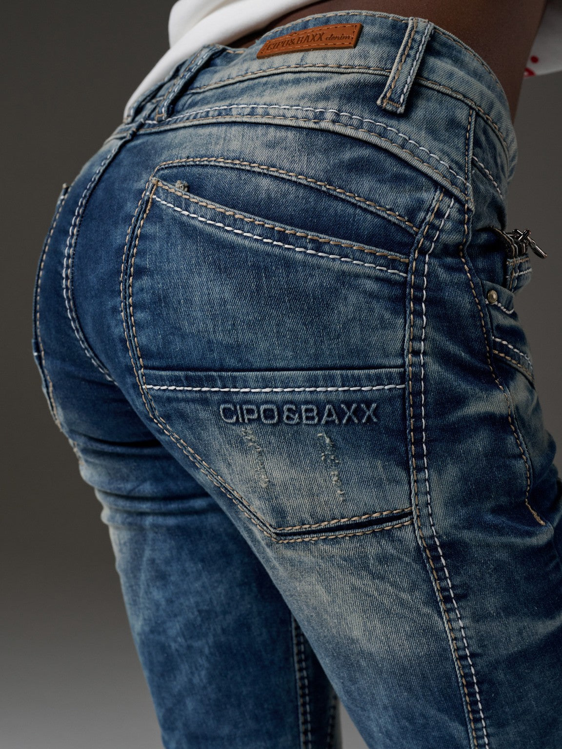 WD175 Damen Slim-Fit-Jeans mit Ziernähten in Straight Fit