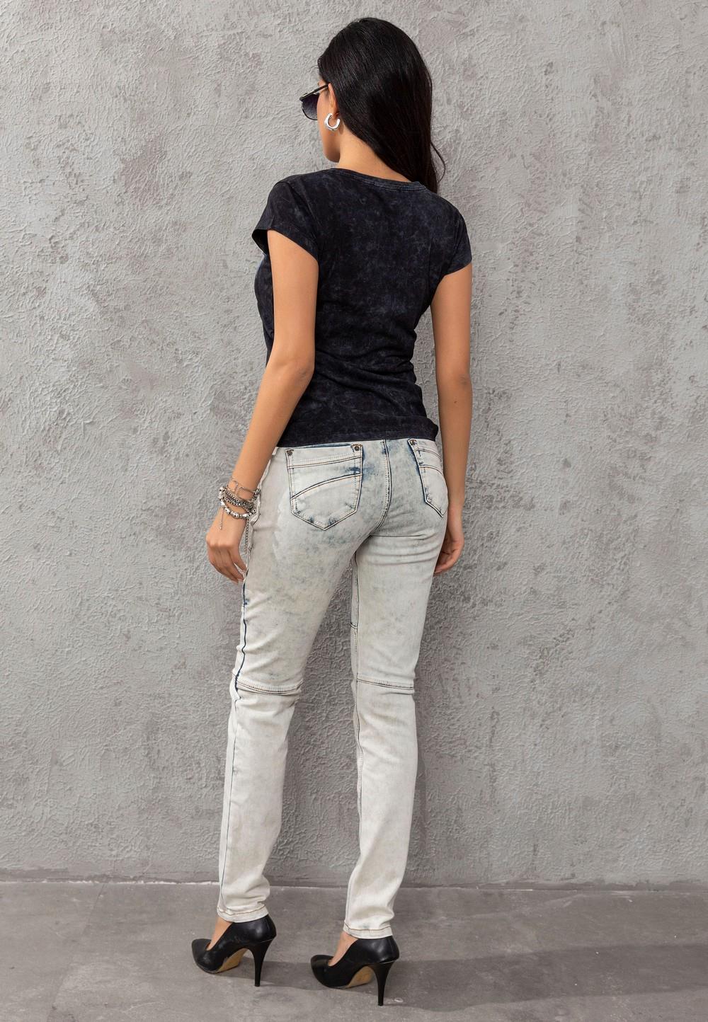Jeans WD382 Women Slim-Fit con un design stravagante di cucitura in fila dritta