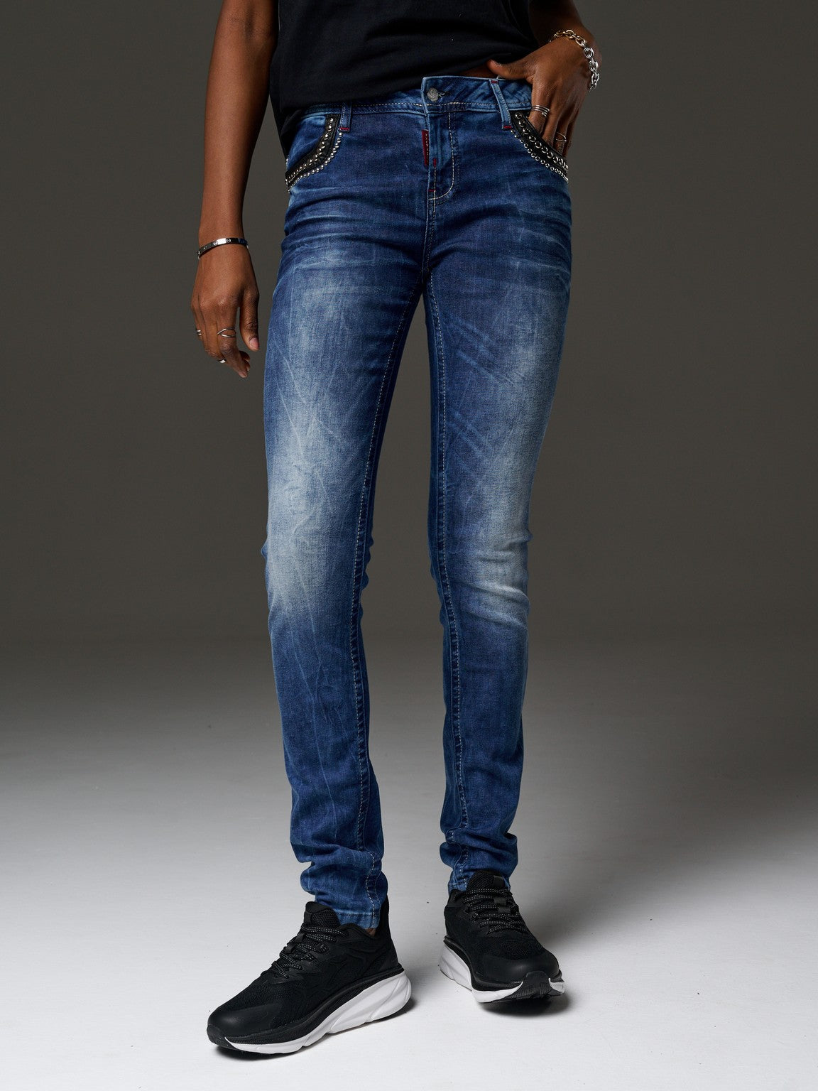 WD466 Women Slim-Fit Jeans with cool rivets