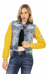 WJ192 Women Jeans Jacket en un aspecto deportivo