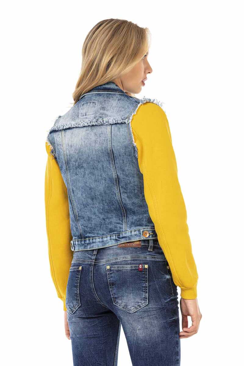 WJ192 Women Jeans Jacket en un aspecto deportivo