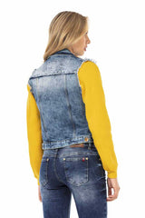 WJ192 Women Jeans Jacket en un aspecto deportivo