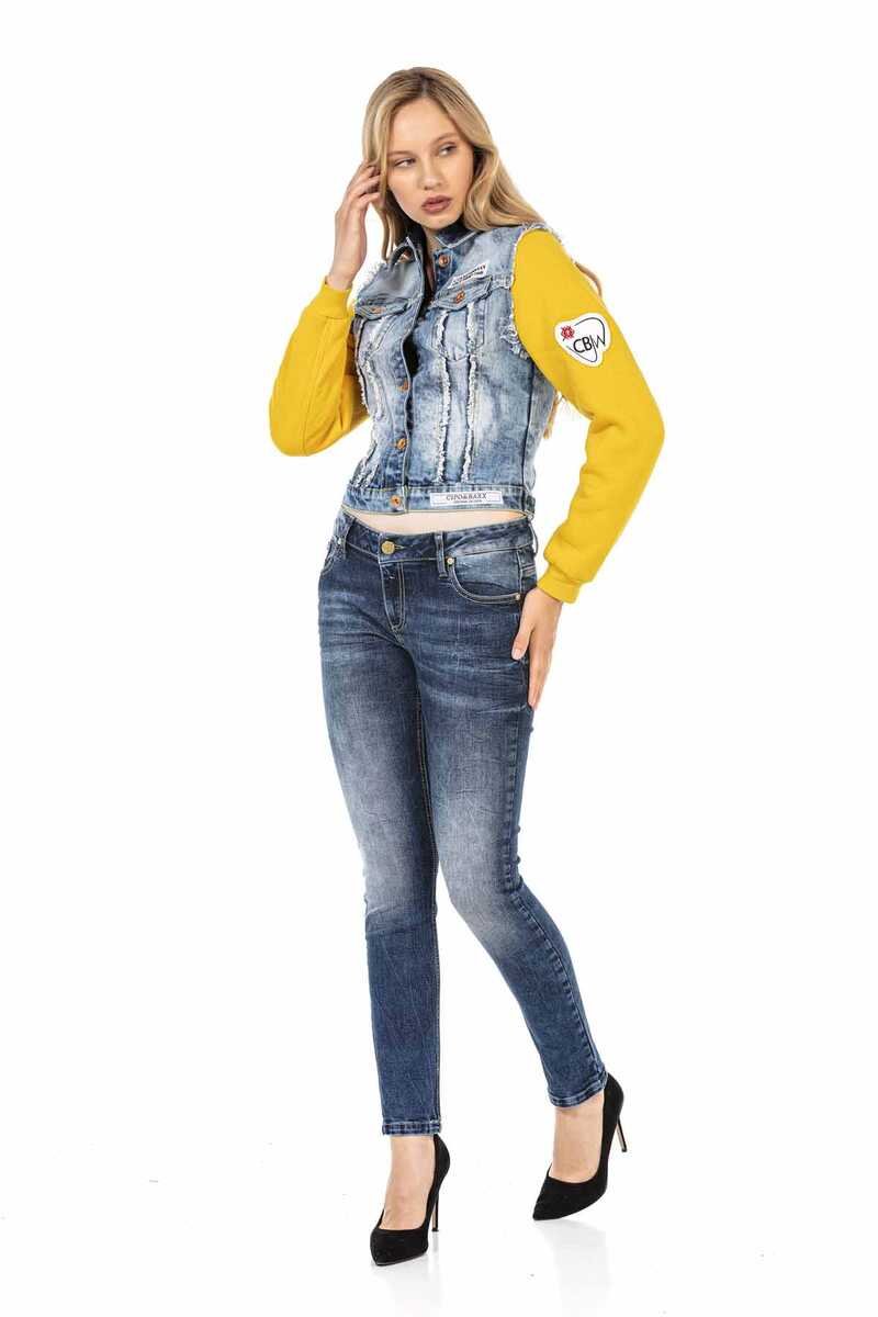 WJ192 Women Jeans Jacket en un aspecto deportivo