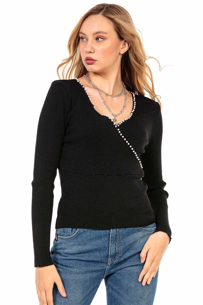 WP207 women knitting sweaters with a decorative pearl trim
